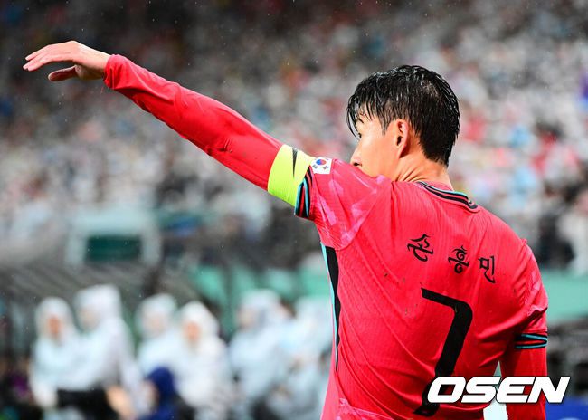 [OSEN=서울월드컵경기장, 지형준 기자] 홍명보 감독이 이끄는 대한민국 대표팀은 10일 오후 서울월드컵경기장에서 '세계 최강' 브라질과 A매치 평가전을 가졌다.한국이 브라질을 상대로 마지막으로 웃은 건 1999년 3월 28일이었다. 당시 잠실에서 열린 친선경기에서 김도훈의 결승골로 1-0 승리를 거뒀다. 다만, 그 승리가 마지막이었다. 한국은 브라질을 상대로 1승 1무 8패에 그쳤다. 브라질과의 이번 경기는 단순한 친선전이 아닌, 2026 북중미 월드컵을 향한 본격적인 시험대다.후반 한국 손흥민이 코너킥을 시도하고 있다. 2025.10.10 /jpnews@osen.co.kr