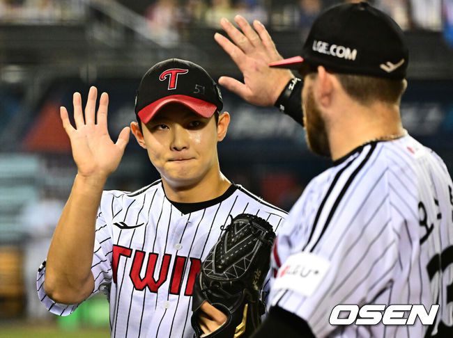 [OSEN=수원, 최규한 기자] 16일 수원 KT위즈파크에서 ‘2025 신한 SOL Bank KBO리그’ KT 위즈와 LG 트윈스의 경기가 열렸다.홈팀 KT는 헤이수스, 방문팀 LG는 손주영을 선발로 내세웠다.3회말 2사 1, 2루 상황 장대비로 경기가 중단 된 뒤 비가 그치자 경기가 재개됐다. KT 황재균을 삼진으로 이끌며 이닝을 마무리지은 LG 투수 김영우가 더그아웃으로 향하고 있다. 2025.09.16 / dreamer@osen.co.kr