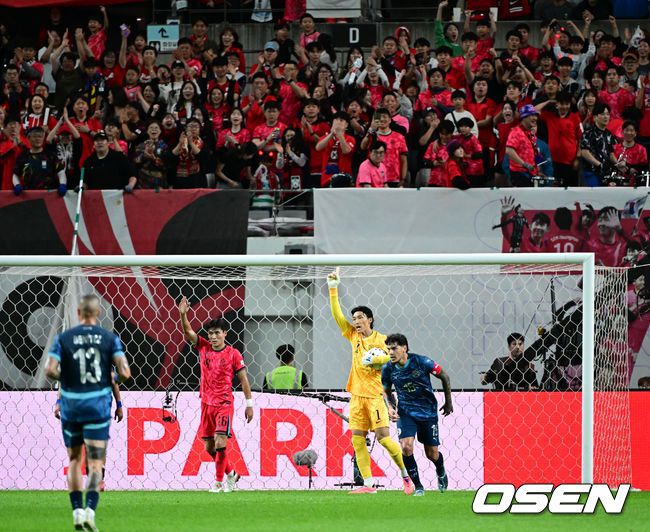 [OSEN=서울월드컵경기장, 조은정 기자]홍명보 감독이 이끄는 대한민국 대표팀과 파라과이의 A매치 평가전이 14일 오후 서울월드컵경기장에서 열렸다.'남미 강호' 파라과이는 지난 10일 일본 원정에서 2-2 무승부를 거두고 온 팀이다. 이번 경기는 홍명보호의 2026 북중미 월드컵 포트 배정을 두고도 중요한 일전이다.현재 한국은 오스트리아, 호주, 에콰도르와 치열한포트 2 막차 경쟁을 벌이고 있다.전반 대한민국 김승규의 선방에 관중들이 기뻐하고 있다. 2025.10.14 /cej@osen.co.kr