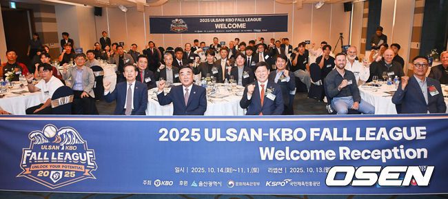 [OSEN=울산, 이석우 기자] 13일 KBO가 주최하고 울산광역시와 문화체육관광부의 후원으로 개최되는 2025 울산-KBO Fall League 환영 리셉션이 김두겸 울산광역시장, 허구연 KBO 총재, 참가팀 감독 및 대표 선수 등이 참석한 가운데 호텔현대 바이 라한 울산에서 열렸다. 2025 울산-KBO Fall League는 오는 14일부터 11월 1일까지 KIA, 삼성, LG, 롯데, NC, 고양, 독립리그 올스타, 대학 선발팀 등 국내 8개팀과 호주 멜버른 에이시스, 일본 독립리그 선발팀, 중국 CBA 소속 장쑤 휴즈홀쓰 등 해외팀이 참가해 울산 문수구장과 김해 상동구장, 창원 마산구장, 기장 KBO 야구센터에서 약 3주간의 열전에 돌입한다. 허구연 KBO 총재와 김두겸 울산광역시장 등 참석자들이 기념촬영을 하고 있다. / foto0307@osen.co.kr