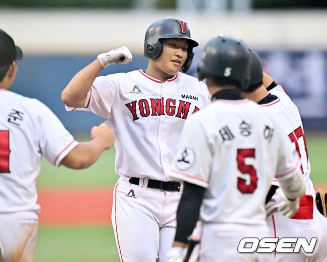 [OSEN=목동, 민경훈 기자] 16일 오후 서울 목동구장에서 제79회 청룡기 전국고교야구선수권대회 겸 주말리그 왕중왕전 전주고와 마산용마고 결승전이 진행됐다.전주고는 이번이 첫 청룡기 결승 진출, 마산용마고는 44년 만에 다시 맞는 청룡기 결승이다.8회말 2사 마산용마고 김주오가 추격의 솔로홈런을 때린 후 홈을 밟으며 기뻐하고 있다. 2024.07.16  / rumi@osen.co.kr