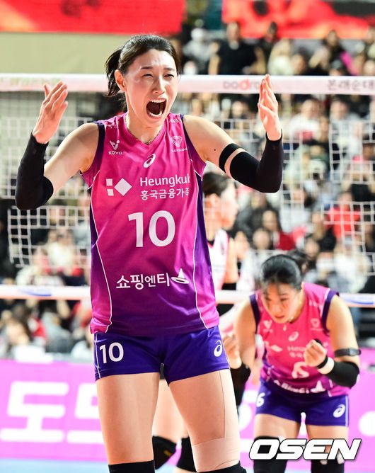 [OSEN=인천, 박준형 기자] 2일 인천 삼산월드체육관에서 프로배구 도드람 2024-2025 V리그 여자부 챔피언결정 2차전 흥국생명과 정관장의 경기가 진행됐다.1차전은 정규리그 1위를 차지한 흥국생명이 승리하며 통합우승을 향해 전진했다.경기종료후 흥국생명 김연경이 기뻐하고 있다. 2025.04.02 / soul1014@osen.co.kr