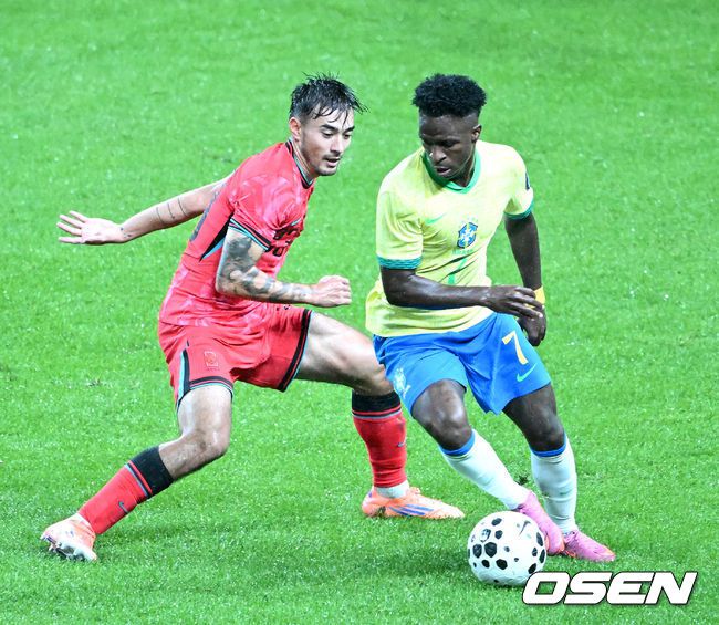 [OSEN=서울월드컵경기장, 이대선 기자] 홍명보 감독이 이끄는 대한민국 대표팀은 10일 오후 서울월드컵경기장에서 '세계 최강' 브라질과 A매치 평가전을 가졌다.한국이 브라질을 상대로 마지막으로 웃은 건 1999년 3월 28일이었다. 당시 잠실에서 열린 친선경기에서 김도훈의 결승골로 1-0 승리를 거뒀다. 다만, 그 승리가 마지막이었다. 한국은 브라질을 상대로 1승 1무 8패에 그쳤다. 브라질과의 이번 경기는 단순한 친선전이 아닌, 2026 북중미 월드컵을 향한 본격적인 시험대다.후반 한국 옌스가 수비를 하고 있다. 2025.10.10 /sunday@osen.co.kr