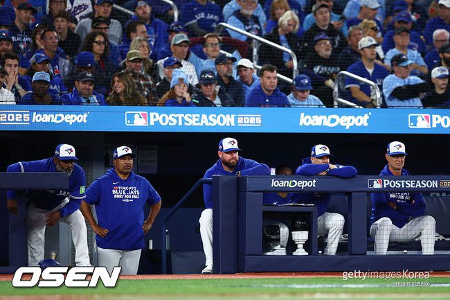 [사진] 존 슈나이더 감독과 토론토 코칭스태프가 경기를 지켜보고 있다. ⓒGettyimages(무단전재 및 재배포 금지)