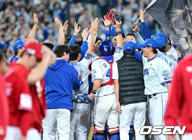 [OSEN=대구, 최규한 기자] 프로야구 삼성 라이온즈가 약속의 8회를 연출했다. 외국인 타자 르윈 디아즈와 이재현의 백투백 홈런을 앞세워 SSG 랜더스를 꺾고 플레이오프 진출에 성공했다.삼성은 14일 대구삼성라이온즈파크에서 열린 SSG와의 준플레이오프 4차전에서 8회 디아즈와 이재현의 백투백 홈런에 힘입어 5-2로 승리했다. 이로써 시리즈 전적 3승 1패로 플레이오프 진출 티켓을 거머 쥐었다.경기를 마치고 승리한 삼성 선수들이 기뻐하고 있다. 2025.10.14 / dreamer@osen.co.kr