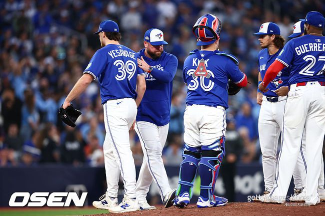 [사진] 토론토 존 슈나이더 감독이 트레이 예세비지를 교체하고 있다. ⓒGettyimages(무단전재 및 재배포 금지)