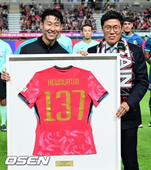 [OSEN=서울월드컵경기장, 조은정 기자]한국 축구가 안방에서 '남미 강호' 파라과이를 물리치며 사상 최초의 2026 국제축구연맹(FIFA) 북중미 월드컵 포트 2 확보에 청신호를 켰다.한국 축구대표팀은 14일 오후 8시서울월드컵경기장에서 열린 A매치친선 경기에서 파라과이를 2-0으로 제압했다. 지난 10일 일본 원정에서 2-2로 비기고 온 파라과이는 한국에 덜미를 잡히며 10월 아시아 투어를 1무 1패로 마감하게 됐다.경기 전 차범근 전 감독이 경기장을 찾아 손흥민에게 기념 유니폼을 직접 전달하고 있다. 2025.10.14 /cej@osen.co.kr