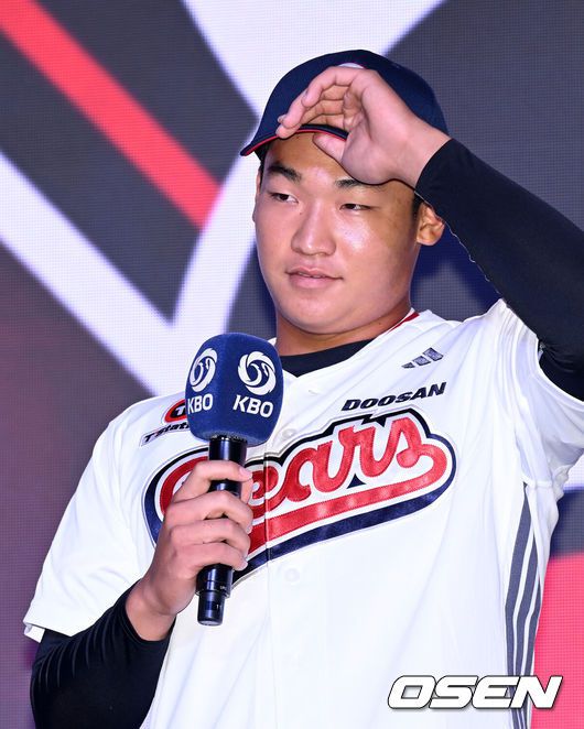 [OSEN=이대선 기자] 17일 오후 7일 오후 서울 롯데호텔 월드에서 ‘2026 KBO 신인 드래프트’가 열렸다.이번 드래프트는 전면 드래프트 방식으로 총 11라운드에 걸쳐 진행된다. 대상자는 총 1천261명으로, 고등학교 졸업 예정자 930명, 대학교 졸업 예정자 216명, 얼리 드래프트 신청자 51명, 해외 아마추어·프로 출신 선수 19명이다. 이 중 최대 110명이 KBO 10개 구단의 부름을 받게 된다.두산에 지명된 마산용마고 김주오가 소감을 말하고 있다. 2025.09.17 /sunday@osen.co.kr