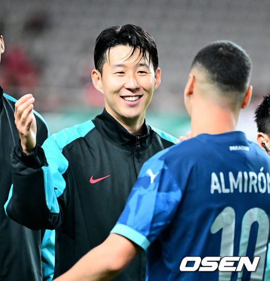 [OSEN=서울월드컵경기장, 지형준 기자] 한국 축구가 안방에서 '남미 강호' 파라과이를 물리치며 사상 최초의 2026 국제축구연맹(FIFA) 북중미 월드컵 포트 2 확보에 청신호를 켰다.한국 축구대표팀은 14일 오후 8시서울월드컵경기장에서 열린 A매치친선 경기에서 파라과이를 2-0으로 제압했다. 지난 10일 일본 원정에서 2-2로 비기고 온 파라과이는 한국에 덜미를 잡히며 10월 아시아 투어를 1무 1패로 마감하게 됐다.경기에 앞서 한국 손흥민이 파라과이 알미론과 인사를 나누고 있다. 2025.10.14. /jpnews@osen.co.kr