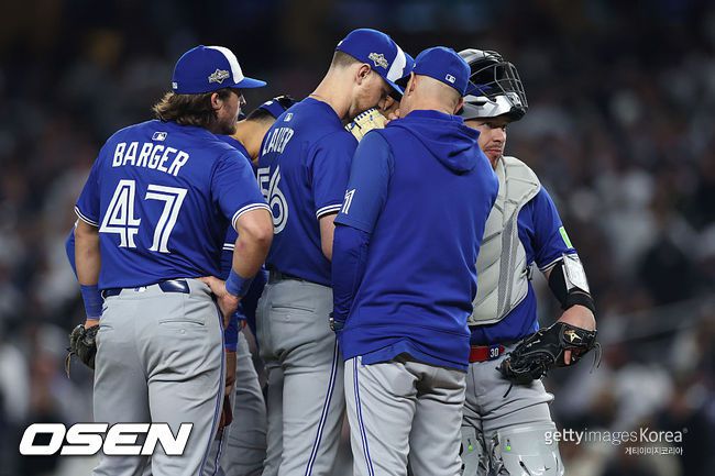 [사진] 토론토 에릭 라우어가 피트 워커 투수코치와 대화하고 있다. ⓒGettyimages(무단전재 및 재배포 금지)