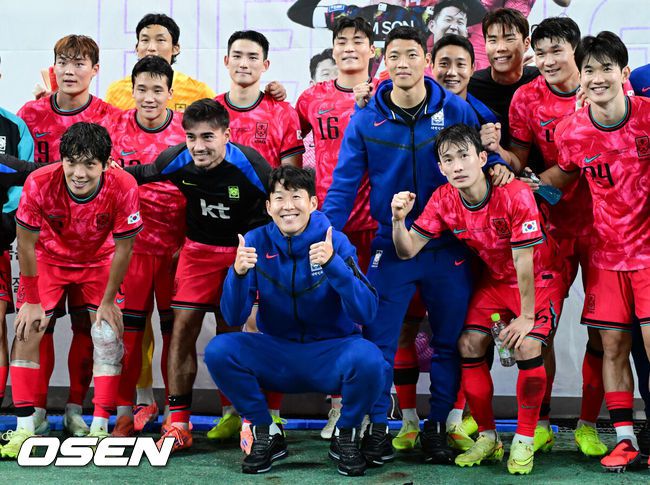 [OSEN=서울월드컵경기장, 지형준 기자] 한국 축구가 안방에서 '남미 강호' 파라과이를 물리치며 사상 최초의 2026 국제축구연맹(FIFA) 북중미 월드컵 포트 2 확보에 청신호를 켰다.한국 축구대표팀은 14일 오후 8시서울월드컵경기장에서 열린 A매치친선 경기에서 파라과이를 2-0으로 제압했다. 지난 10일 일본 원정에서 2-2로 비기고 온 파라과이는 한국에 덜미를 잡히며 10월 아시아 투어를 1무 1패로 마감하게 됐다.경기를 마치고 한국 선수들이 손흥민 A매치 최다 출전을 응원하는 현수막 앞에서 붉은 악마와 기념 촬영을 하고 있다. 브라질전 출전으로 한국 축구 A매치 최다 출전(137경기) 금자탑을 쌓은 손흥민은 이날 선발로 나서며 138경기로 기록을 늘렸다. 2025.10.14. /jpnews@osen.co.kr