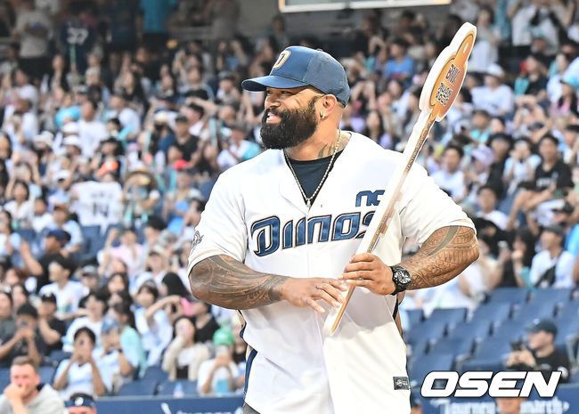 [OSEN=창원, 이석우 기자] 22일 창원NC파크에서 2025 신한 SOL 뱅크 KBO 리그 NC 다이노스와 롯데 자이언츠의 경기가 열렸다. 전 NC 다이노스 테임즈가 시타를 하고 있다. 2025.08.22 / foto0307@osen.co.kr