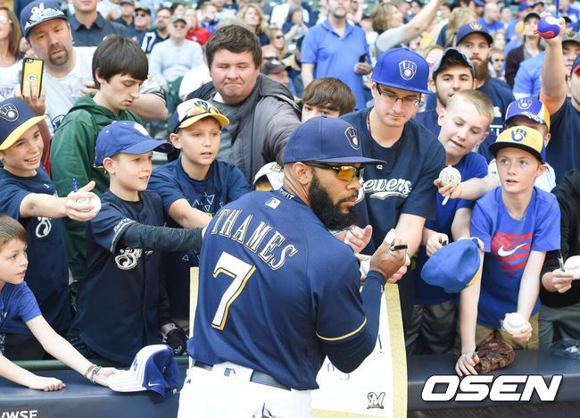 밀워키 선수 시절 에릭 테임즈가 팬들에게 사인을 해주고 있다. /OSEN DB