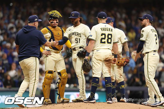 [사진] 밀워키 팻 머피 감독이 프레디 페랄타를 교체하고 있다. ⓒGettyimages(무단전재 및 재배포 금지)