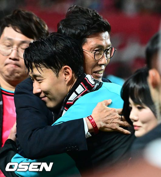 [OSEN=서울월드컵경기장, 지형준 기자]홍명보 감독이 이끄는 대한민국 대표팀과 파라과이의 A매치 평가전이 14일 오후 서울월드컵경기장에서 열렸다.'남미 강호' 파라과이는 지난 10일 일본 원정에서 2-2 무승부를 거두고 온 팀이다. 이번 경기는 홍명보호의 2026 북중미 월드컵 포트 배정을 두고도 중요한 일전이다.현재 한국은 오스트리아, 호주, 에콰도르와 치열한포트 2 막차 경쟁을 벌이고 있다.브라질전 출전으로한국 축구 A매치 최다 출전(137경기) 금자탑을 쌓은손흥민이 이번에도 선발로 나서며 138경기로 기록을 늘렸다. 차범근 전 감독이 경기장을 찾아 손흥민에게 기념 유니폼을 직접 전달하고 있다. 2025.10.14. /jpnews@osen.co.kr