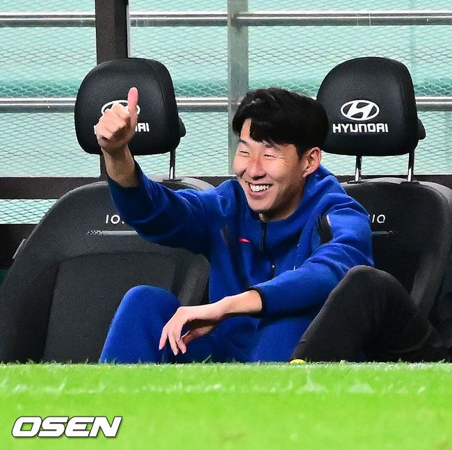 [OSEN=서울월드컵경기장, 지형준 기자]홍명보 감독이 이끄는 대한민국 대표팀과 파라과이의 A매치 평가전이 14일 오후 서울월드컵경기장에서 열렸다.'남미 강호' 파라과이는 지난 10일 일본 원정에서 2-2 무승부를 거두고 온 팀이다. 이번 경기는 홍명보호의 2026 북중미 월드컵 포트 배정을 두고도 중요한 일전이다.현재 한국은 오스트리아, 호주, 에콰도르와 치열한포트 2 막차 경쟁을 벌이고 있다.후반 한국 손흥민이 황인범의 중거리슛에 엄지를 치켜들고 있다. 2025.10.14. /jpnews@osen.co.kr