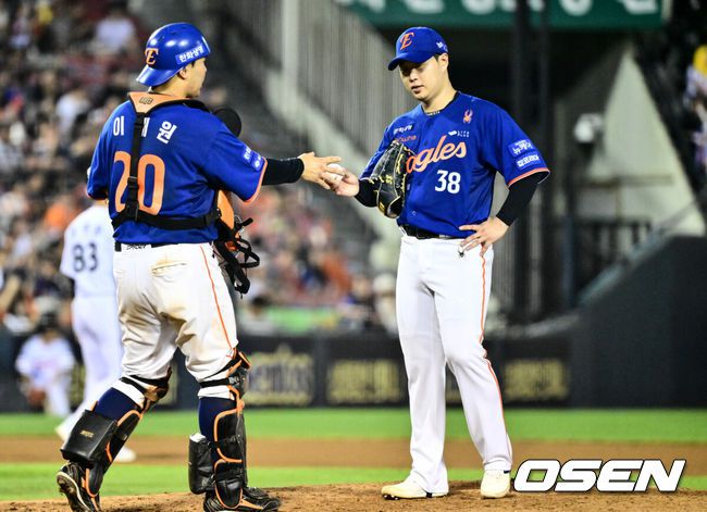 [OSEN=잠실, 조은정 기자] 7회말 1사 2,3루 한화 김종수가 투구수 70개에서 교체되고 있다. 2025.08.09 /cej@osen.co.kr