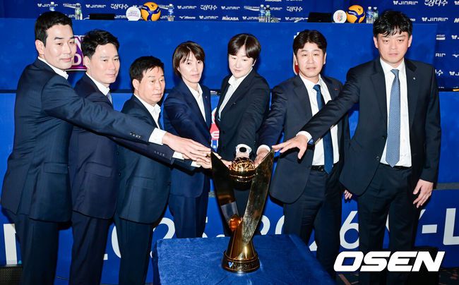 [OSEN=박준형 기자] 16일 서울 청담리베라에서 프로배구 진에어 2025-2026시즌 V리그 개막을 알리는 여자부 미디어데이 행사가 진행됐다.이날 미디어데이에는 흥국생명의 이다현, 레베카 라셈(등록명 레베카), 정관장의 정호영, 엘리사 자네테, 현대건설의 김다인, 카리 가이스버거(등록명 카리), IBK기업은행의 육서영, 알리사 킨켈라, 한국도로공사의 김세빈, 레티치아 모마 바소코(등록명 모마), GS칼텍스의 유서연, 레이나 도코쿠, 페퍼저축은행의 고예림, 조이 웨더링턴(등록명 조이)이 참석했다.7개구단 감독들이 포즈를 취하고 있다.  2025.10.16 / soul1014@osen.co.kr