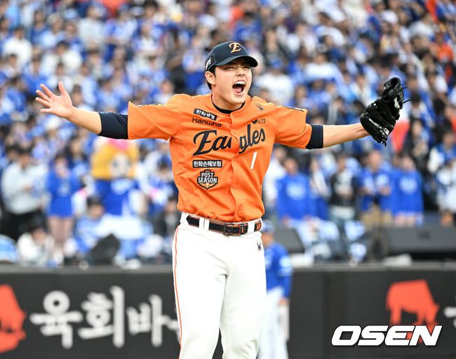 [OSEN=대전, 이대선 기자] 18일 오후 대전 한화생명볼파크에서 2025 신한 SOL Bank KBO리그 포스트시즌 플레이오프 1차전 한화 이글스와 삼성 라이온즈의 경기가 열렸다.한화는 폰세, 삼성은 가라비토를 선발 투수로 내세웠다.7회초 수비를 마친 한화 문동주가 환호하고 있다. 2025.10.18 /sunday@osen.co.kr