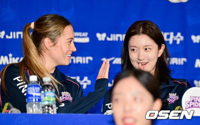 [OSEN=박준형 기자] 16일 서울 청담리베라에서 프로배구 진에어 2025-2026시즌 V리그 개막을 알리는 여자부 미디어데이 행사가 진행됐다.이날 미디어데이에는 흥국생명의 이다현, 레베카 라셈(등록명 레베카), 정관장의 정호영, 엘리사 자네테, 현대건설의 김다인, 카리 가이스버거(등록명 카리), IBK기업은행의 육서영, 알리사 킨켈라, 한국도로공사의 김세빈, 레티치아 모마 바소코(등록명 모마), GS칼텍스의 유서연, 레이나 도코쿠, 페퍼저축은행의 고예림, 조이 웨더링턴(등록명 조이)이 참석했다.흥국생명 레베카 라셈와 이다현이 하이파이브를 하고 있다 .  2025.10.16 / soul1014@osen.co.kr