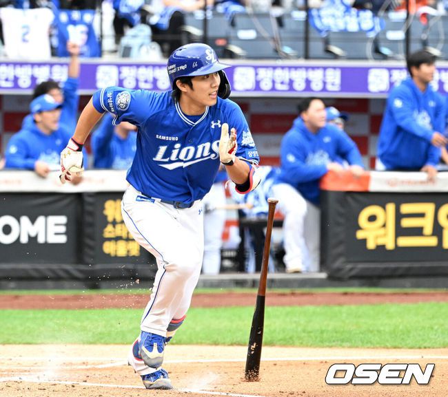 [OSEN=대전, 이대선 기자] 18일 오후 대전 한화생명볼파크에서 2025 신한 SOL Bank KBO리그 포스트시즌 플레이오프 1차전 한화 이글스와 삼성 라이온즈의 경기가 열렸다.한화는 폰세, 삼성은 가라비토를 선발 투수로 내세웠다.2회초 무사 2,3루에서 삼성 우중간 이재현이 적시 2루타를 치고 있다. 2025.10.18 /sunday@osen.co.kr