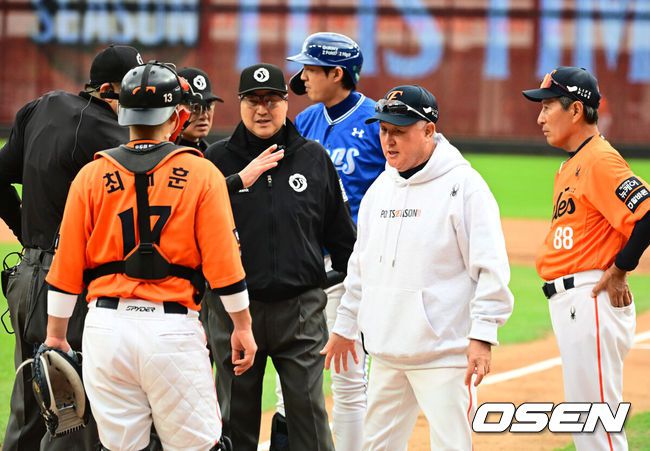 [OSEN=대전, 지형준 기자] 18일 오후 대전 한화생명볼파크에서 2025 신한 SOL Bank KBO리그 포스트시즌 플레이오프 1차전 한화 이글스와 삼성 라이온즈의 경기가 열렸다.한화는 폰세, 삼성은 가라비토를 선발 투수로 내세웠다.3회초 무사 3루에서 한화 김경문 감독이 삼성 구자욱과 한화 폰세의 신경전에 구심에게 상황 설명을 듣고 있다. 2025.10.18 /jpnews@osen.co.kr