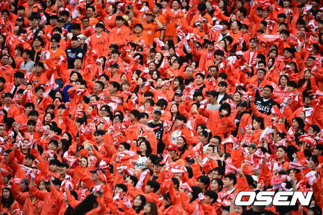 [OSEN=대전, 지형준 기자] 18일 오후 대전 한화생명볼파크에서 2025 신한 SOL Bank KBO리그 포스트시즌 플레이오프 1차전 한화 이글스와 삼성 라이온즈의 경기가 열렸다.한화는 폰세, 삼성은 가라비토를 선발 투수로 내세웠다.한화 팬들에 열띤 응원을 선보이고 있다. 2025.10.18 /jpnews@osen.co.kr