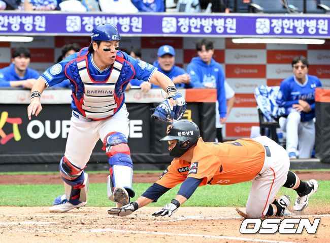 [OSEN=대전, 이대선 기자] 18일 오후 대전 한화생명볼파크에서 2025 신한 SOL Bank KBO리그 포스트시즌 플레이오프 1차전 한화 이글스와 삼성 라이온즈의 경기가 열렸다.한화는 폰세, 삼성은 가라비토를 선발 투수로 내세웠다.2회말 2사 2,3루에서 한화 손아섭의 적시타 때 홈으로 쇄도한 3루주자 김태연이 세이프되고 있다. 2025.10.18 /sunday@osen.co.kr