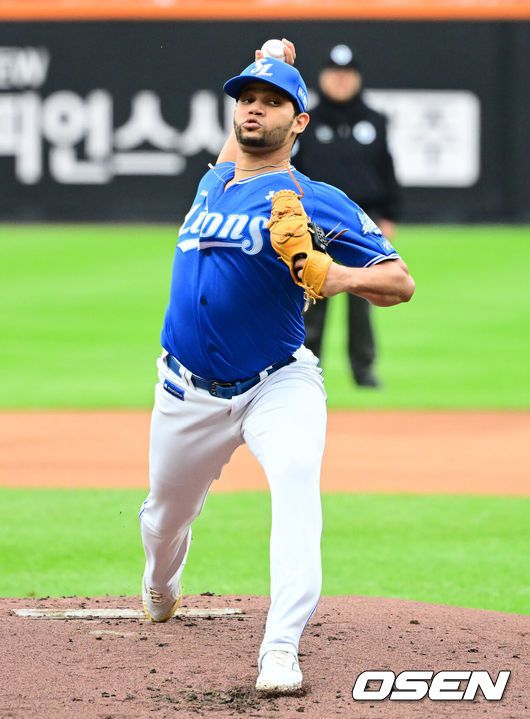 [OSEN=대전, 지형준 기자] 18일 오후 대전 한화생명볼파크에서 2025 신한 SOL Bank KBO리그 포스트시즌 플레이오프 1차전 한화 이글스와 삼성 라이온즈의 경기가 열렸다.한화는 폰세, 삼성은 가라비토를 선발 투수로 내세웠다.1회 삼성 가라비토가 역투하고 있다. 2025.10.18 /jpnews@osen.co.kr