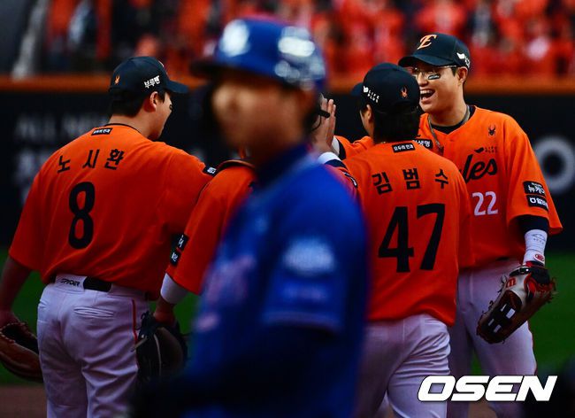 [OSEN=대전, 지형준 기자] 프로야구 한화 이글스가 첫 판을 승리하고, 한국시리즈 진출 확률 76.5%를 잡았다.한화는18일 대전 한화생명볼파크에서 열린 2025 KBO리그 플레이오프(5전 3선승제) 1차전 삼성 라이온즈와 경기에서 9-8재역전 승리를 거뒀다.예상과 달리 난타전이었고, 한화는 15안타를 몰아쳤다.선발 폰세는 6이닝 7피안타(1피홈런) 1볼넷 8탈삼진 6실점(5자책)으로 부진했으나 승리 투수가 됐다. 문동주가 7회 구원투수로 등판해 2이닝 1피안타 4탈삼진 무실점으로 잘 던졌다. 마무리 김서현은 9회 등판해 홈런 등 2점을 허용하고 교체됐다. 김범수가 세이브를 기록했다.경기를 마치고 한화 선수들이 승리를 기뻐하고 있다. 2025.10.18 /jpnews@osen.co.kr