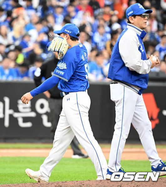 [OSEN=대전, 이대선 기자] 18일 오후 대전 한화생명볼파크에서 2025 신한 SOL Bank KBO리그 포스트시즌 플레이오프 1차전 한화 이글스와 삼성 라이온즈의 경기가 열렸다.한화는 폰세, 삼성은 가라비토를 선발 투수로 내세웠다.6회말 무사 2,3루에서 삼성 배찬승이 마운드를 내려가고 있다. 2025.10.18 /sunday@osen.co.kr