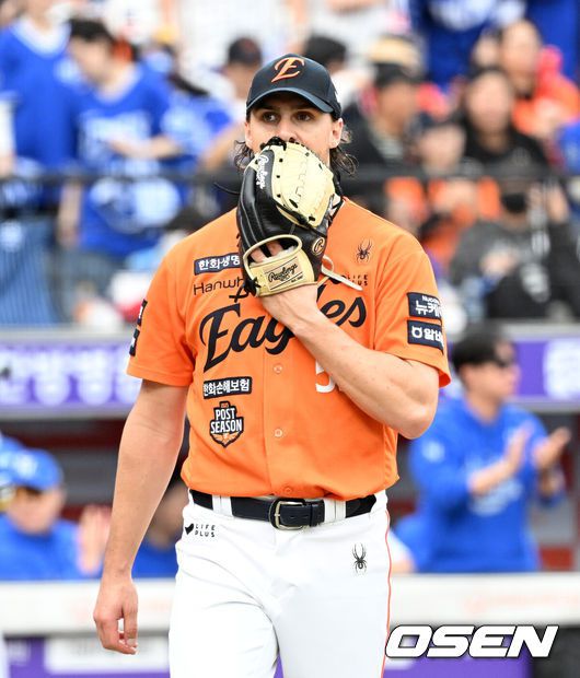 [OSEN=대전, 이대선 기자] 19일 오후 대전 한화생명볼파크에서 2025 신한 SOL Bank KBO리그 포스트시즌 플레이오프 2차전 한화 이글스와 삼성 라이온즈의 경기가 열렸다.한화는 라이언 와이스, 삼성은 최원태를 선발 투수로 내세웠다.4회초 수비를 마친 한화 와이스가 아쉬워하고 있다. 2025.10.19 /sunday@osen.co.kr