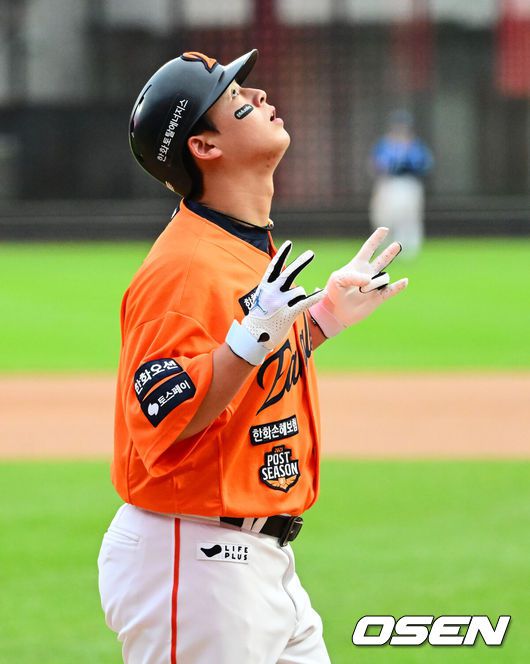 [OSEN=대전, 지형준 기자] 19일 오후 대전 한화생명볼파크에서 2025 신한 SOL Bank KBO리그 포스트시즌 플레이오프 2차전 한화 이글스와 삼성 라이온즈의 경기가 열렸다.한화는 라이언 와이스, 삼성은 최원태를 선발 투수로 내세웠다.9회말 한화 노시환이 솔로포를 날리며 기뻐하고 있다. 2025.10.19 /jpnews@osen.co.kr