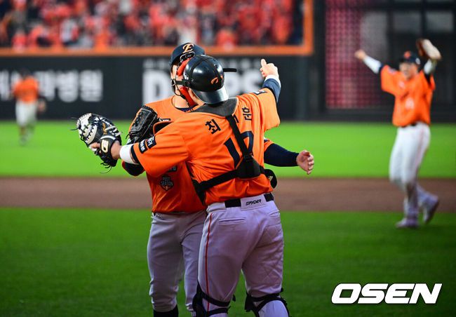 [OSEN=대전, 지형준 기자]한화 투수 김범수가 경기 후 포수 최재훈과 승리를 기뻐하고 있다. 2025.10.18 /jpnews@osen.co.kr
