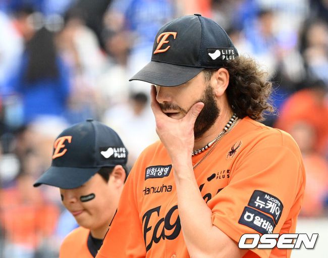 [OSEN=대전, 이대선 기자] 18일 오후 대전 한화생명볼파크에서 2025 신한 SOL Bank KBO리그 포스트시즌 플레이오프 1차전 한화 이글스와 삼성 라이온즈의 경기가 열렸다.한화는 폰세, 삼성은 가라비토를 선발 투수로 내세웠다.4회초 한화 폰세가 마운드를 내려가며 아쉬워하고 있다. 2025.10.18 /sunday@osen.co.kr