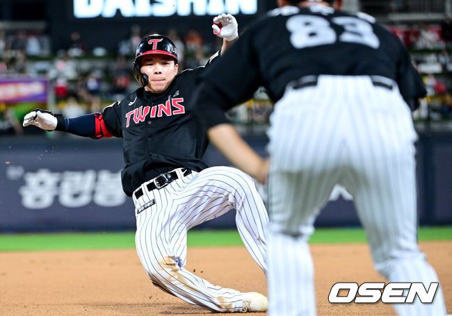 [OSEN=수원, 최규한 기자] 18일 수원 KT위즈파크에서 ‘2025 신한 SOL Bank KBO리그’ KT 위즈와 LG 트윈스의 더블헤더 2차전이 열렸다.홈팀 KT는 패트릭 머피, 방문팀 LG는 송승기를 선발로 내세웠다.4회초 2사 1, 2루 상황 LG 문성주가 달아나는 2타점 3루타를 날리고 3루에 슬라이딩 해 세이프되고 있다. 2025.09.18 / dreamer@osen.co.kr