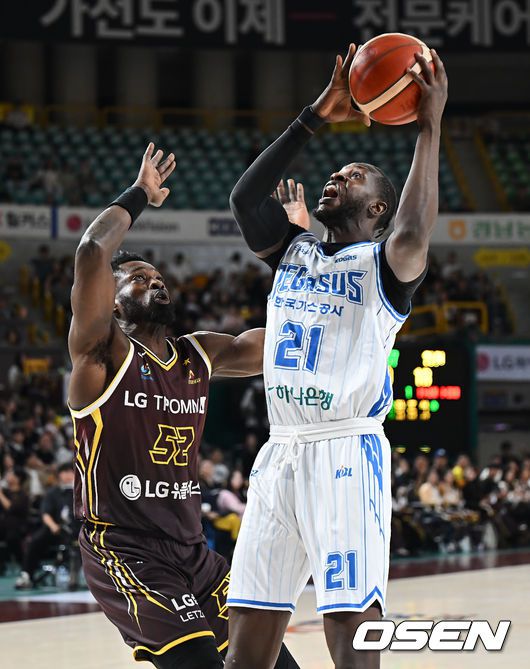 [OSEN=창원, 이석우 기자] 20일 창원 체육관에서 2025-2026 LG전자 프로농구 창원 LG와 대구 한국가스공사의 경기가 열렸다.  LG는 3위로 초반 선두 다툼을 이어가고 있고, 리그에서 유일하게 아직 승리가 없는 한국가스공사는 첫승을 노리고 있다. 대구 한국가스공사 망콕 마티앙이 창원 LG 마이클 에릭의 마크를 피해 골밑슛을 시도하고 있다. 2025.10.20 / foto0307@osen.co.kr