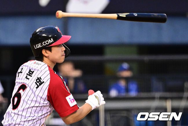 [OSEN=잠실, 조은정 기자]1일 오후 서울 잠실구장에서 ‘2025 신한 SOL Bank KBO리그’ LG 트윈스와 삼성 라이온즈의 경기가 열렸다.이날 LG는 임찬규, 삼성은 레예스를 선발투수로 내세웠다.7회말 1사 1루 LG 구본혁이 안타를 날리고 있다. 2025.06.01 /cej@osen.co.kr