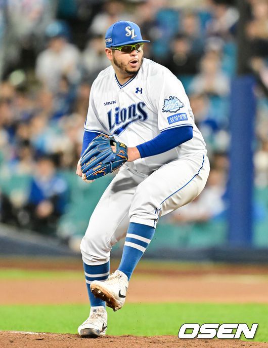 [OSEN=대구, 박준형 기자] 14일 대구 삼성라이온즈파크에서 ‘2025 신한 SOL뱅크 KBO리그’ 준플레이오프(5전 3선승제) 4차전 삼성 라이온즈와 SSG 랜더스의 경기가 열렸다.삼성은 아리엘 후라도, SSG는 김광현을 선발로 내세웠다.2회초 삼성 선발투수 후라도가 역투하고 있다. 2025.10.14 / soul1014@osen.co.kr