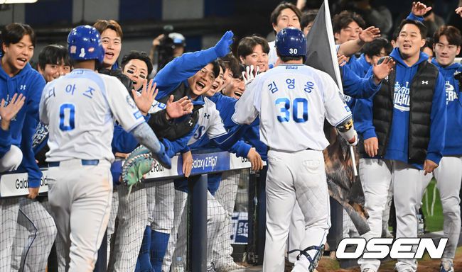 [OSEN=대구, 이석우 기자] 21일 대구 삼성라이온즈파크에서 2025 신한 SOL뱅크 KBO 플레이오프 삼성 라이온즈와 한화 이글스의 3차전 경기가 열렸다. 홈팀 삼성은 후라도가, 방문팀 한화는 류현진이 선발 투수로 출전했다.삼성 라이온즈 김영웅이 4회말 1사 1,2루 우월 역전 3점 홈런을 치고 동료들의 축하를 받고 있다. 2025.10.21 / foto0307@osen.co.kr