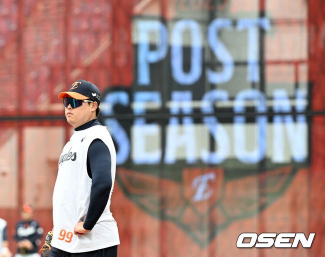 [OSEN=대전, 이대선 기자] 17일 오후 대전 한화생명볼파크에서 2025 신한 SOL Bank KBO리그 포스트시즌 플레이오프 1차전 한화 이글스와 삼성 라이온즈의 경기가 열렸다. 경기에 앞서 한화 류현진이 훈련 중인 선수들을 바라보고 있다. 2025.10.17 /sunday@osen.co.k