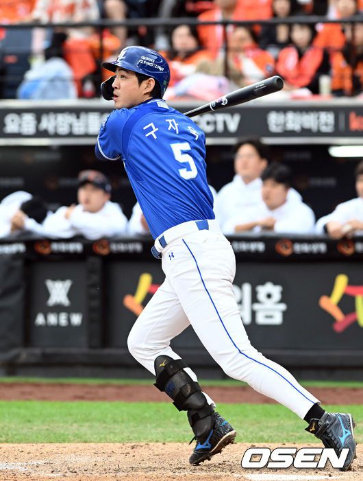 [OSEN=대전, 손용호 기자] 18일 오후 대전 한화생명볼파크에서 2025 신한 SOL Bank KBO리그 포스트시즌 플레이오프 1차전 한화 이글스와 삼성 라이온즈의 경기가 열렸다.한화는 폰세, 삼성은 가라비토를 선발 투수로 내세웠다.3회초 무사 1,3루 구자욱이 추격의 희생플라이를 치고 있다. 2025.10.18 /spjj@osen.co.kr