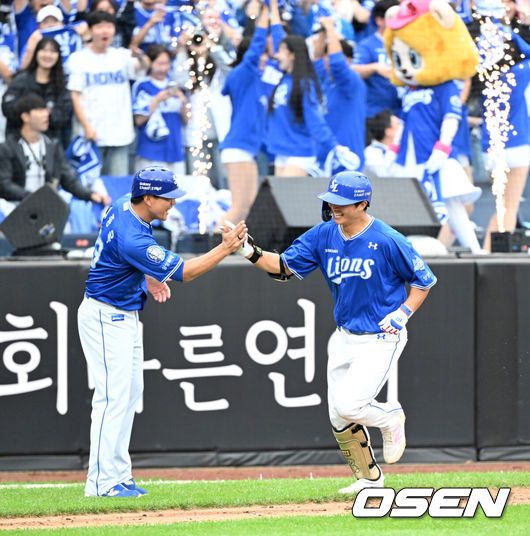 [OSEN=대전, 이대선 기자] 18일 오후 대전 한화생명볼파크에서 2025 신한 SOL Bank KBO리그 포스트시즌 플레이오프 1차전 한화 이글스와 삼성 라이온즈의 경기가 열렸다.한화는 폰세, 삼성은 가라비토를 선발 투수로 내세웠다.3회말 무사에서 삼성 김태훈이 우월 솔로 홈런을 치고 환호하고 있다. 2025.10.18 /sunday@osen.co.kr