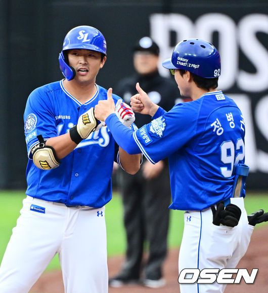 [OSEN=대전, 지형준 기자] 19일 오후 대전 한화생명볼파크에서 2025 신한 SOL Bank KBO리그 포스트시즌 플레이오프 2차전 한화 이글스와 삼성 라이온즈의 경기가 열렸다.한화는 라이언 와이스, 삼성은 최원태를 선발 투수로 내세웠다.2회초 1사 1루에서 삼성 김태훈이 좌전 안타를 날리며 기뻐하고 있다. 2025.10.19 /jpnews@osen.co.kr