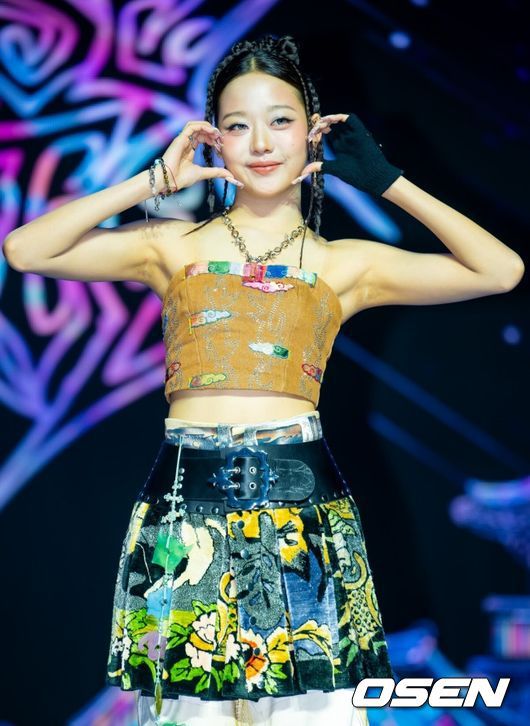 [OSEN=민경훈 기자] 22일 오후 서울 용산구 블루스퀘어 SOL트래블홀에서 비비업(VVUP) 첫 번째 미니앨범 선공개곡 'House Party' 쇼케이스가 열렸다.  ‘House Party(하우스 파티)’는 VVUP(비비업-킴, 팬, 수연, 지윤)이 오는 11월 선보일 첫 번째 미니앨범의 선공개곡이다. 세련된 신스 사운드와 경쾌한 하우스 비트가 조화를 이루는 일렉트로닉 장르로, 사이버 감성과 네온 빛으로 물든 클럽 무드를 담아낸 것이 특징이다.  비비업이 무대 위에서 포즈를 취하고 있다. 2025.10.22 / rumi@osen.co.kr