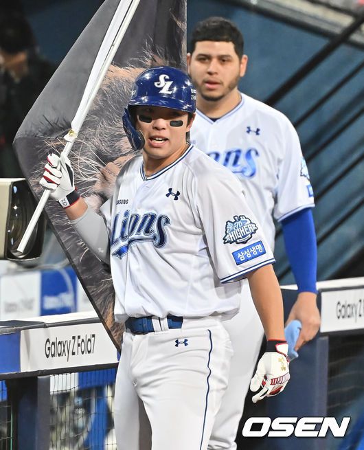 [OSEN=대구, 이석우 기자] 21일 대구 삼성라이온즈파크에서 2025 신한 SOL뱅크 KBO 플레이오프 삼성 라이온즈와 한화 이글스의 3차전 경기가 열렸다. 홈팀 삼성은 후라도가, 방문팀 한화는 류현진이 선발 투수로 출전했다.삼성 라이온즈 김영웅이 4회말 1사 1,2루 우월 역전 3점 홈런을 치고 기뻐하고 있다. 2025.10.21 / foto0307@osen.co.kr