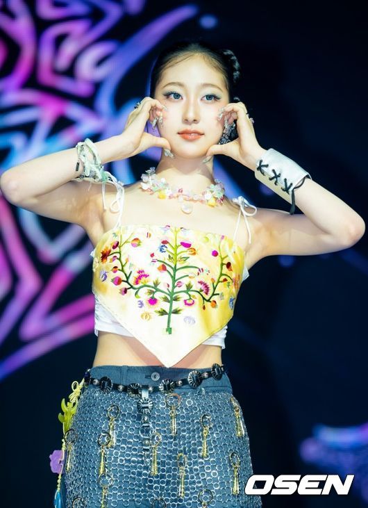 [OSEN=민경훈 기자] 22일 오후 서울 용산구 블루스퀘어 SOL트래블홀에서 비비업(VVUP) 첫 번째 미니앨범 선공개곡 'House Party' 쇼케이스가 열렸다.  ‘House Party(하우스 파티)’는 VVUP(비비업-킴, 팬, 수연, 지윤)이 오는 11월 선보일 첫 번째 미니앨범의 선공개곡이다. 세련된 신스 사운드와 경쾌한 하우스 비트가 조화를 이루는 일렉트로닉 장르로, 사이버 감성과 네온 빛으로 물든 클럽 무드를 담아낸 것이 특징이다.  비비업이 무대 위에서 포즈를 취하고 있다. 2025.10.22 / rumi@osen.co.kr