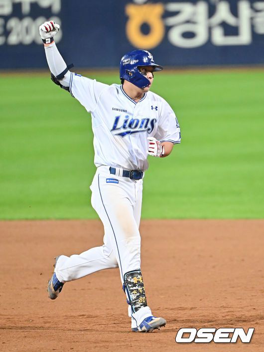 [OSEN=대구, 이석우 기자] 21일 대구 삼성라이온즈파크에서 2025 신한 SOL뱅크 KBO 플레이오프 삼성 라이온즈와 한화 이글스의 3차전 경기가 열렸다. 홈팀 삼성은 후라도가, 방문팀 한화는 류현진이 선발 투수로 출전했다.삼성 라이온즈 김영웅이 8회말 중견수 오른쪽 안타를 치고 주먹을 불끈 쥐고 있다. 2025.10.21 / foto0307@osen.co.kr