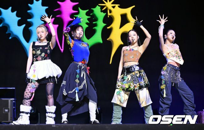 [OSEN=민경훈 기자] 22일 오후 서울 용산구 블루스퀘어 SOL트래블홀에서 비비업(VVUP) 첫 번째 미니앨범 선공개곡 'House Party' 쇼케이스가 열렸다.  ‘House Party(하우스 파티)’는 VVUP(비비업-킴, 팬, 수연, 지윤)이 오는 11월 선보일 첫 번째 미니앨범의 선공개곡이다. 세련된 신스 사운드와 경쾌한 하우스 비트가 조화를 이루는 일렉트로닉 장르로, 사이버 감성과 네온 빛으로 물든 클럽 무드를 담아낸 것이 특징이다.  비비업이 화려한 무대를 선보이고 있다. 2025.10.22 / rumi@osen.co.kr