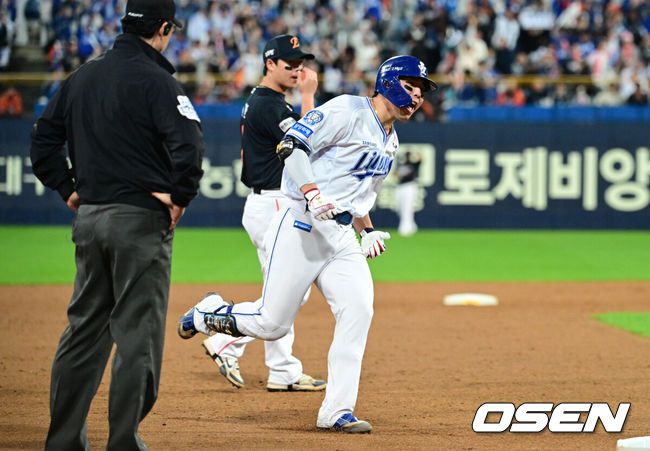 [OSEN=대구, 조은정 기자]21일 대구 삼성라이온즈파크에서 2025 신한 SOL Bank KBO리그 포스트시즌 플레이오프 3차전 삼성 라이온즈와 한화 이글스의 경기가 열렸다.홈팀 삼성은 후라도, 방문팀 한화는 류현진을 선발로 내세웠다.4회말 1사 1,2루에서 삼성 김영웅이 역전 3점 홈런을 날린뒤 베이스를 돌고 있다. 2025.10.21 /cej@osen.co.kr